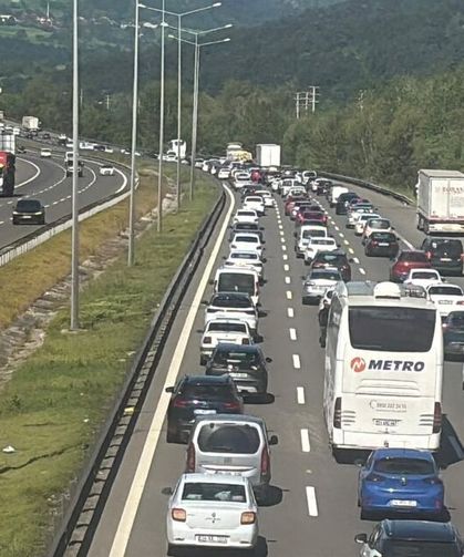 TEM’de bayram dönüşü yol terörü: Ailenin aracını durdurup saldırdı