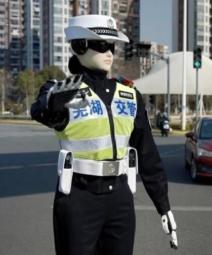 Yapay zekalı robotlar sokaklara indi: Trafik polisinin yeni mesai arkadaşları