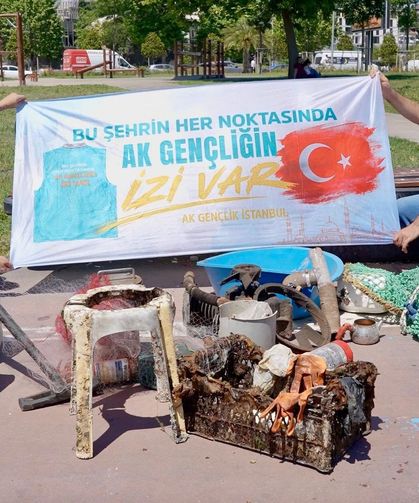 AK Gençlik'ten Maltepe Sahili'nde Deniz temizliği seferberliği