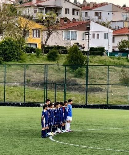 U13 maçında dikkat çeken protesto! Minik futbolcular 1 dakika topa dokunmadı