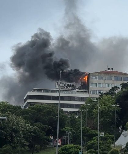 İstanbul'un göbeğinde korkutan yangın! Alevler çatıya kadar ulaştı