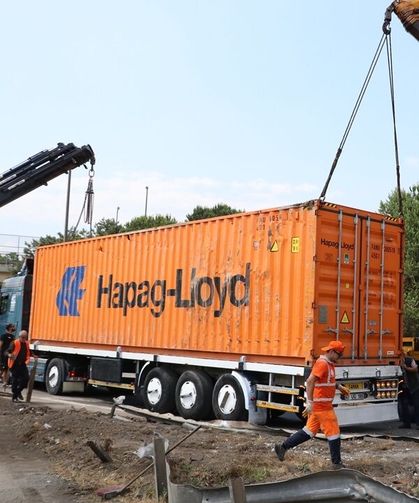 Sakarya’da devrilen konteyner yüklü tır trafiği felç etti