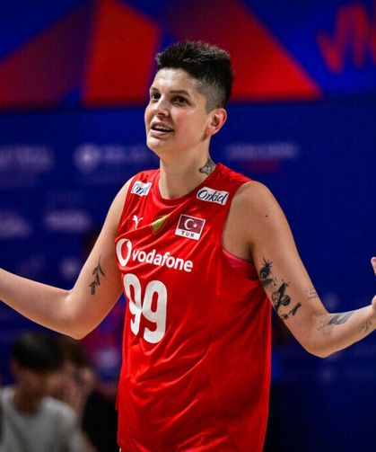 Milli Voleybolcu Ebrar Karakurt'tan kötü haber
