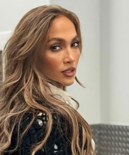 Jennifer Lopez otel odasından paylaştı! Derin dekolteli elbisesi olay oldu