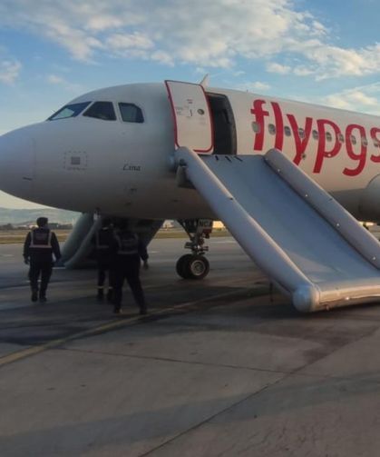 Ankara-İzmir uçağında panik anları! Hızla tahliye edildi