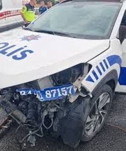 NATO görevi yolunda kaza: Polis aracı bariyerlere çarptı