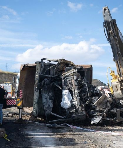 Ankara'da freni patlayan hafriyat kamyonu kaza yaptı: 2 kişi öldü