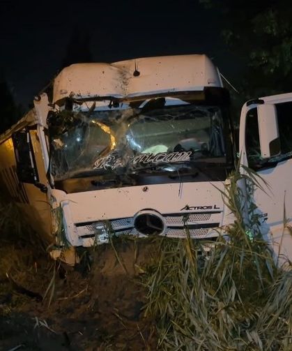 TEM'de can pazarı: Emniyet şeridindeki araca tır çarptı