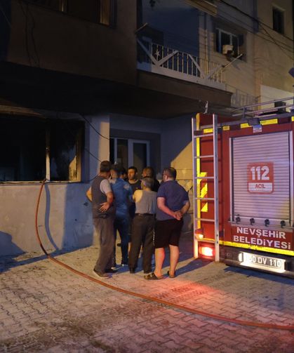 Kardeş dehşeti! Önce bıçakla kovaladı, sonra evi ateşe verdi