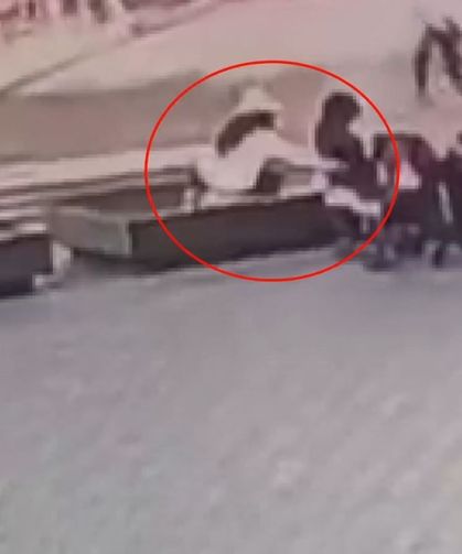 Çanta hırsızlığı kameraya takıldı! Polis suçüstü yakaladı