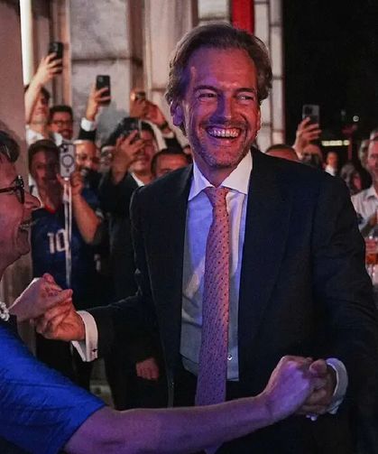 Avrupalı büyükelçilerden sahnede "Erik Dalı" düellosu