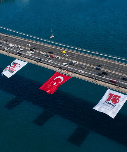 Simge köprüler kırmızı beyaza büründü! Türk bayraklarıyla donatıldı