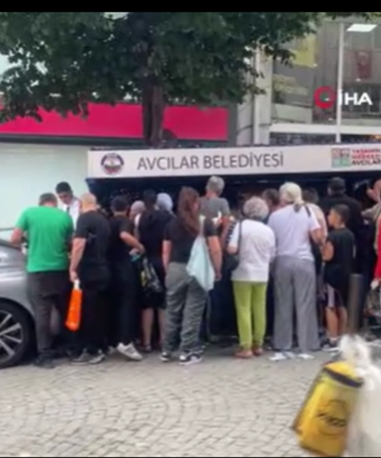 İstanbul Avcılar'da çöpe atılan cep telefonu kılıflarını almak isteyenler sıra oluşturdu