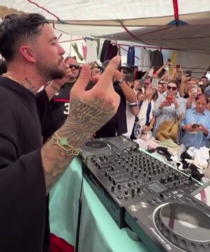 Kimse beklemiyordu! Dünyaca ünlü DJ setini pazar yerine kurdu