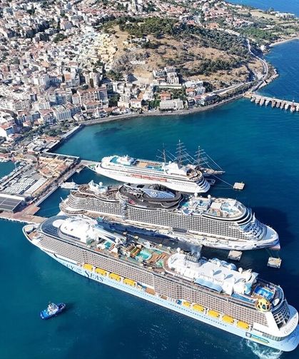 Kuşadası dolup taştı! Gemiyle binlerce turist geldi