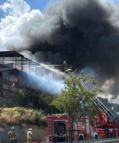 Maltepe'de 2 katlı restoranda korkutan yangın!