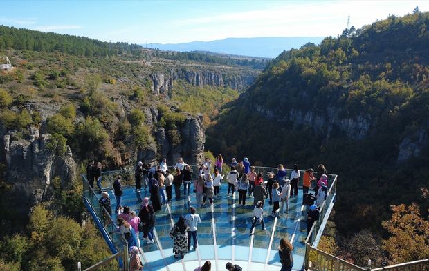İncekaya Kanyonu’nda cam terasta sonbahar büyüsü