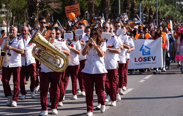 İzmir'de lösemili çocuklar için yürüyüş ve şenlik düzenlendi