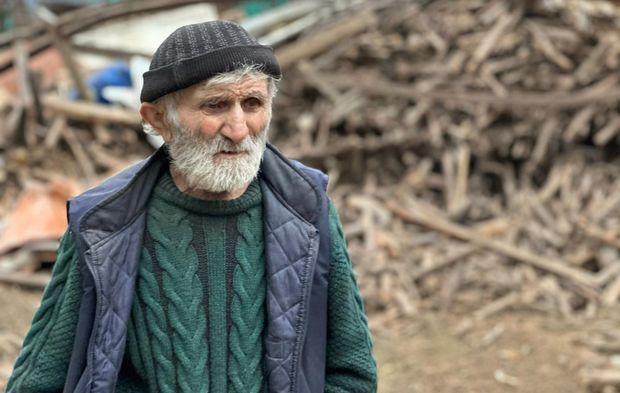 Evinden kamyonlar dolusu çöp çıkarılan 76 yaşındaki adam, çatıdan düşerek hayatını kaybetti