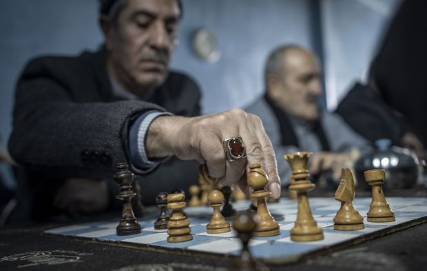 Bu kahvehanede okey sesi yok, sadece 'Şah-Mat' var! Erzurum'un 'Büyükustaları' gençlere taş çıkartıyor