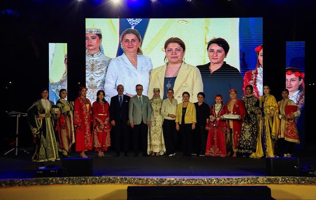 Umman'da Osmanlı rüzgârı esti: 'Sarayın incileri' ve kına gecesi Maskat'ı büyüledi!