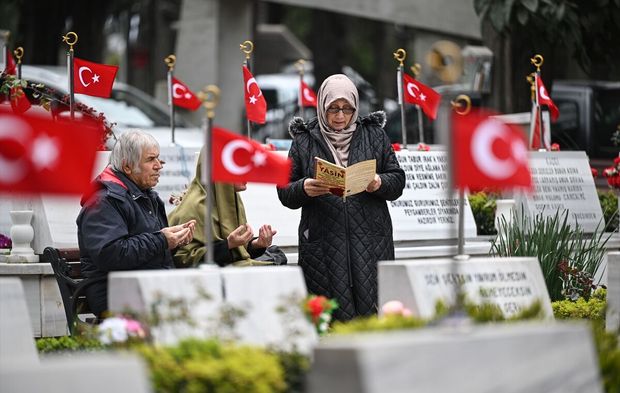 Edirnekapı Şehitliği'nde bayram arifesi yoğunluğu