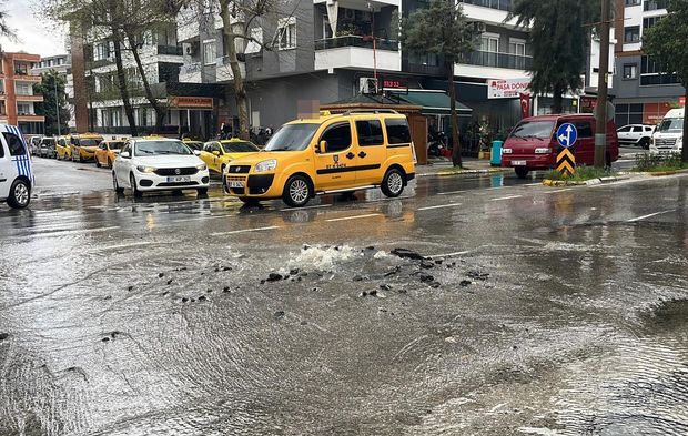 Kanalizasyon borusu patladı, sürücüler zor anlar yaşadı