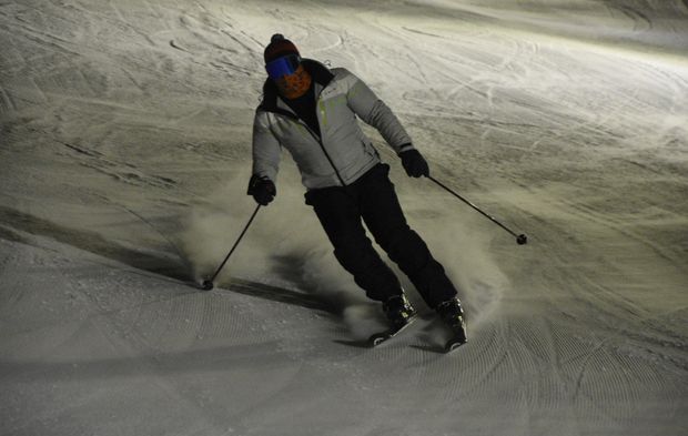 Bitlis'te ilk kez gece kayağı etkinliği! İftardan sonra keyif sürdüler