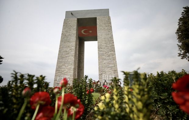 Şehitler Abidesi'nde Çanakkale Deniz Zaferi'nin 111. yıl dönümü dolayısıyla tören düzenlendi
