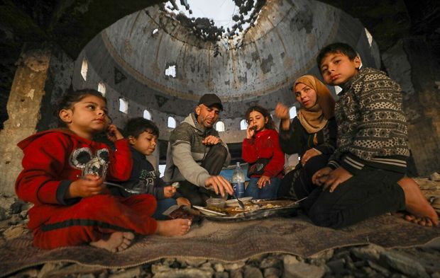 Gazze'de Ramazan: Harabeye dönen camide iftar