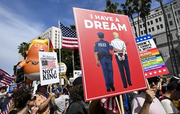 ABD'de Trump'a karşı sokaklar doldu: "Krallara Hayır" protestosu