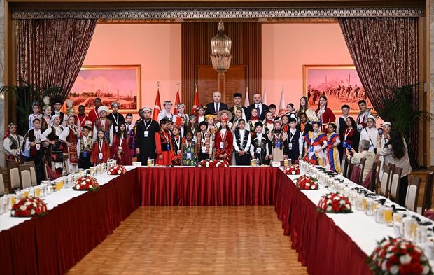 Meclis'te 23 Nisan coşkusu! Kurtulmuş, dünya çocuklarını kabul etti