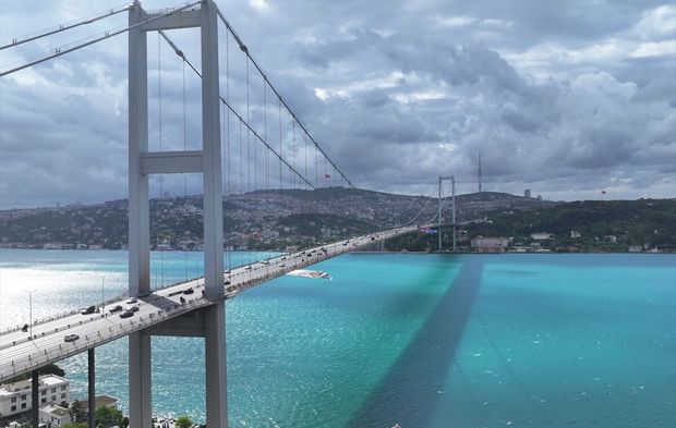 İstanbul Boğazı fetih yıl dönümünde turkuaz renge büründü