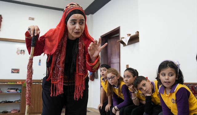 Meddah'lık geleneği'ni okul okul gezerek yaşatıyor