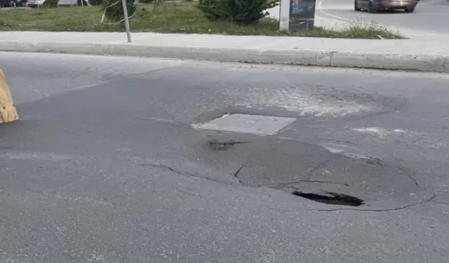 Kağıthane’de yol çöktü, zabıta önlem aldı