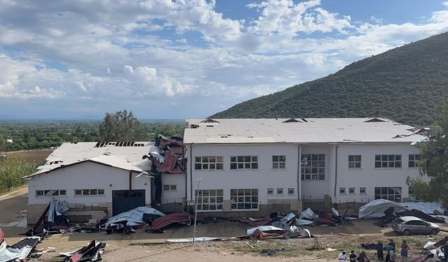 Okulu tatil ettiren fırtına