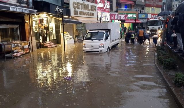 Zonguldak'ta etkili olan yağış sonrası sokaklar göle döndü