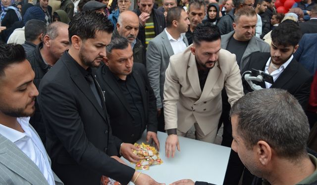 Kuyumcu açılışında izdiham: Altın ve saat hediye edildi