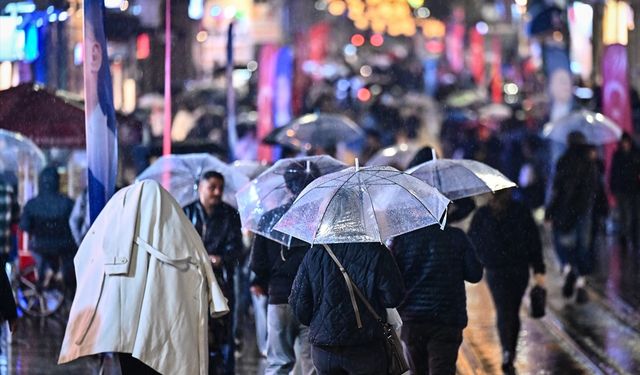 İstanbul'da sağanak: Yollarda su birikintileri oldu, araçlar güçlükle ilerledi
