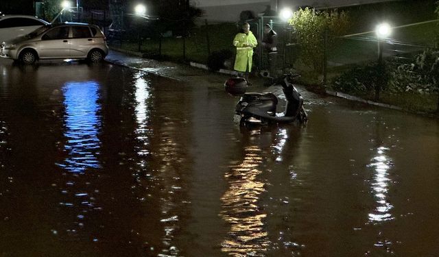 Tekirdağ'da sağanak su baskınlarına neden oldu