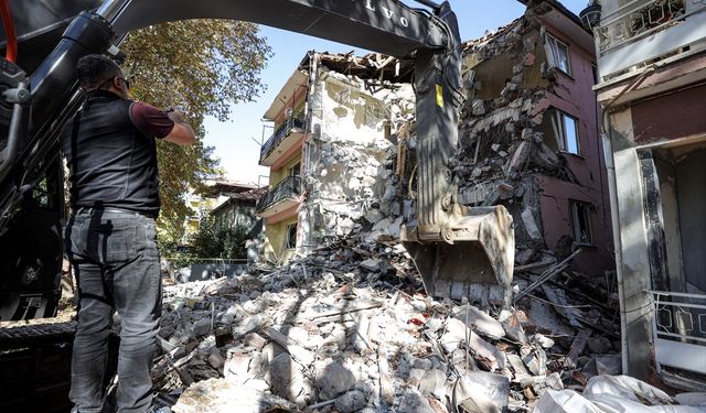 Bakan Kurum Sındırgı'daki hasarı açıkladı: 80'i konut 127 bağımsız bölüm ağır hasarlı