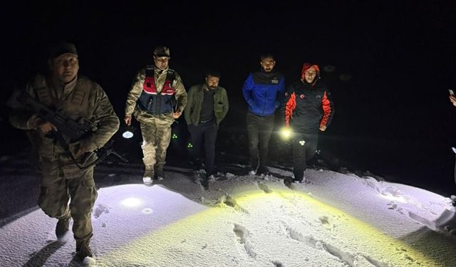 Ağrı'da karda mahsur kalan 2 kişi kurtarıldı