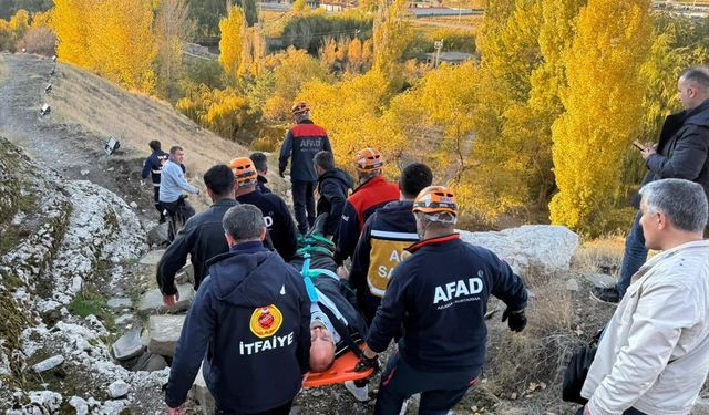 Van Kalesi'nde kayalıktan düşen kişi kurtarıldı