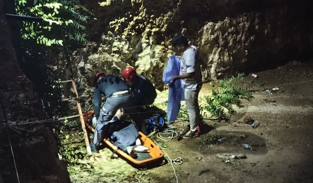 Rus turist çukura düştü: Yardımına itfaiye ekipleri yetişti