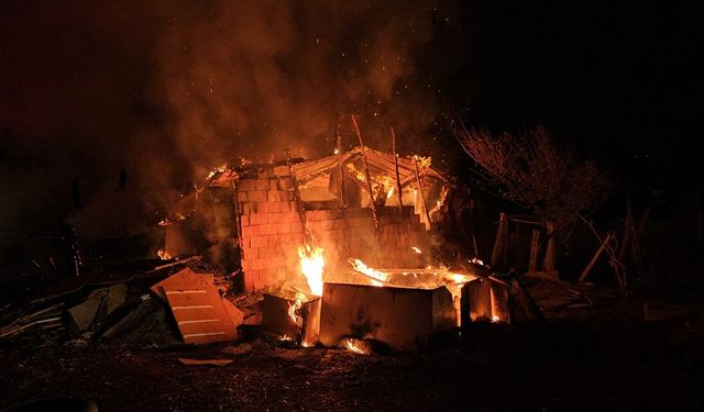 Çorum'da ev yandı: 7 kişi dumandan etkilendi