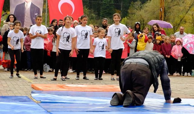 Kızı gösteri yapabilsin diye atkısıyla minder silen baba