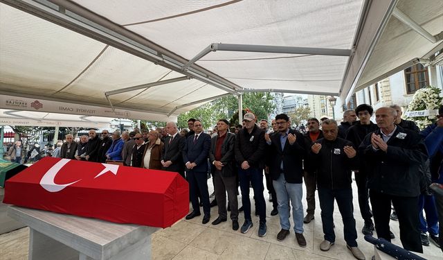 Bir avuç seveni cenazeye geldi: Memik Dede toprağa verildi