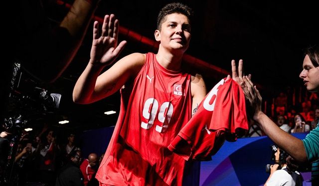 Ebrar Karakurt güldürdü: “Benden önce kırmızı kart gördü”