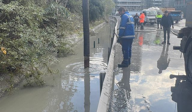 Sağanak yağış Kağıthane'de sürücülere zor anlar yaşattı