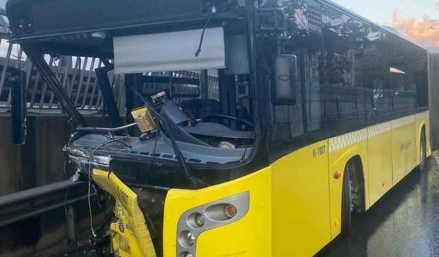 Kadıköy’de alkollü otobüs şoförü bariyerlere çarptı